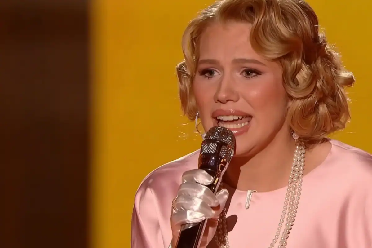 Viral Music FM: Classic singer with vintage microphone, nostalgic music performance.